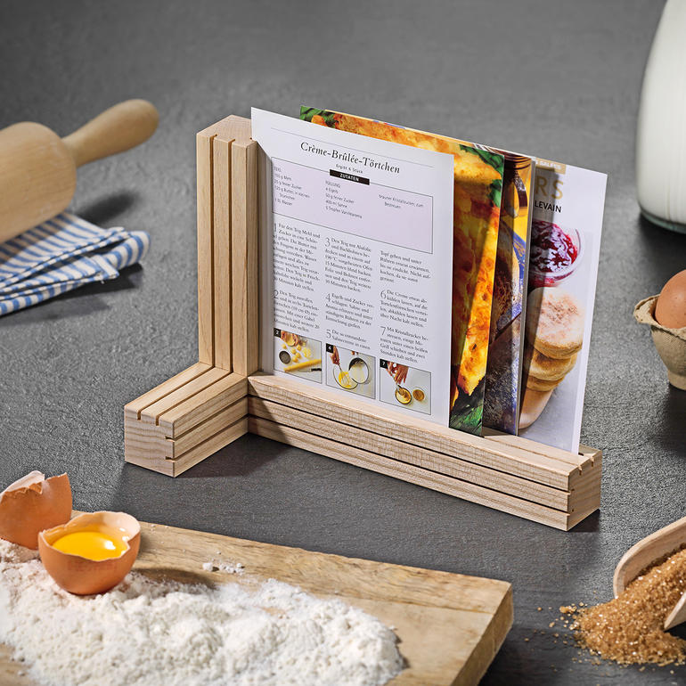 Vario-Bilder-/Kartenhalter Vario-Bilder-/Kartenhalter aus Holz mit Rezept und Kochutensilien.