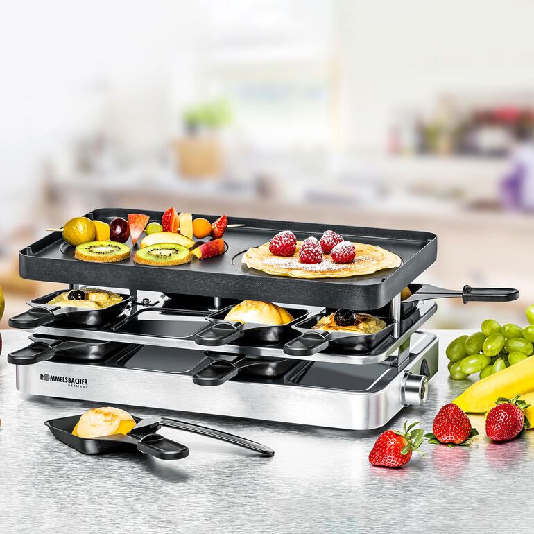 Einfach durch Wenden der Aluguss-Platte verwandelt sich das Kombi-Talent in einen Crêpes-Bäcker. Kombi-Raclette RC 1400 mit frischem Obst und Pfannkuchen auf dem Tisch.