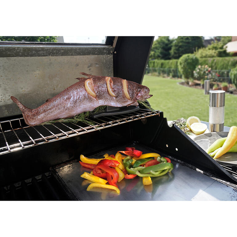 Eurolux® Fischhalter Gegrillter Fisch auf einem Grillrost mit buntem Gemüse