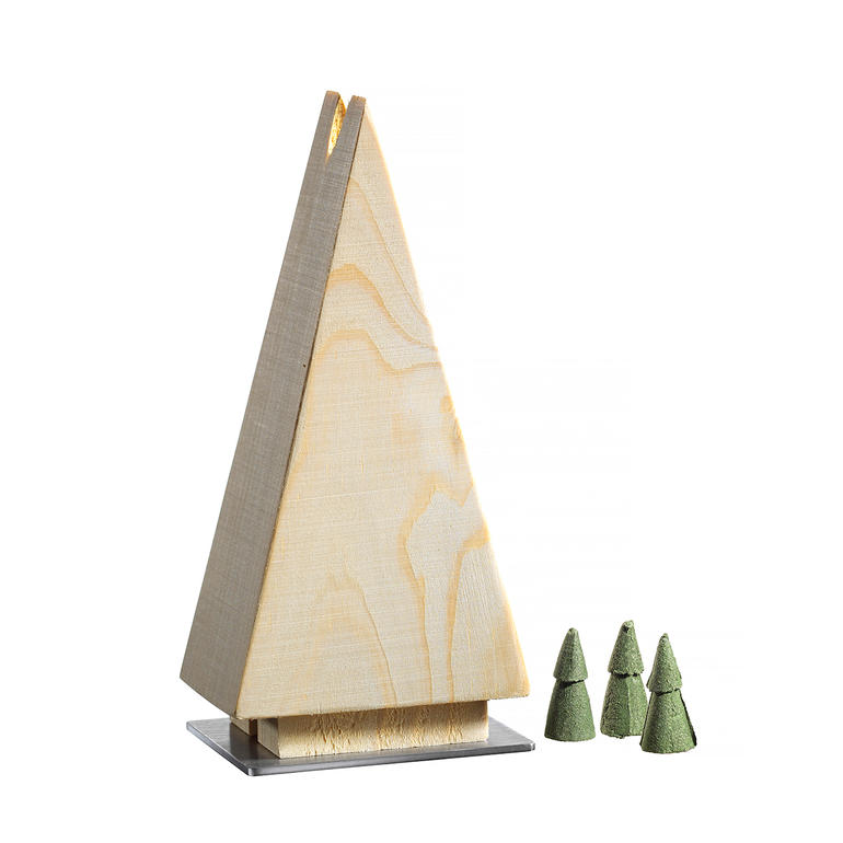 Räuchertanne Räuchertanne aus Holz, mit kleinen grünen Bäumchen in der Nähe.