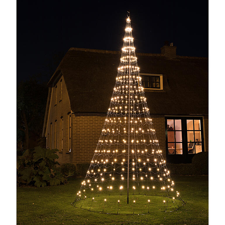 4 m Großer LED-Lichterbaum im Garten, festlich leuchtend.
