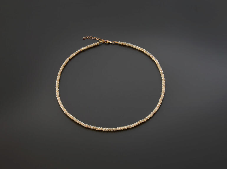 Collier mit gemischten Salt & Pepper Steinen.