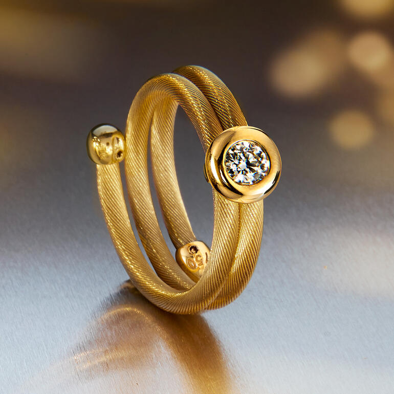 Passt immer perfekt – der materialgleiche Brillantring. Goldene Ring mit Diamantdesign