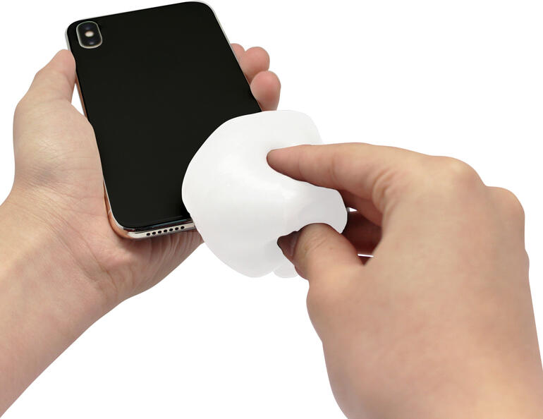 Cyber Clean Professional Hand reinigt Smartphone mit Cyber Clean Professional.
