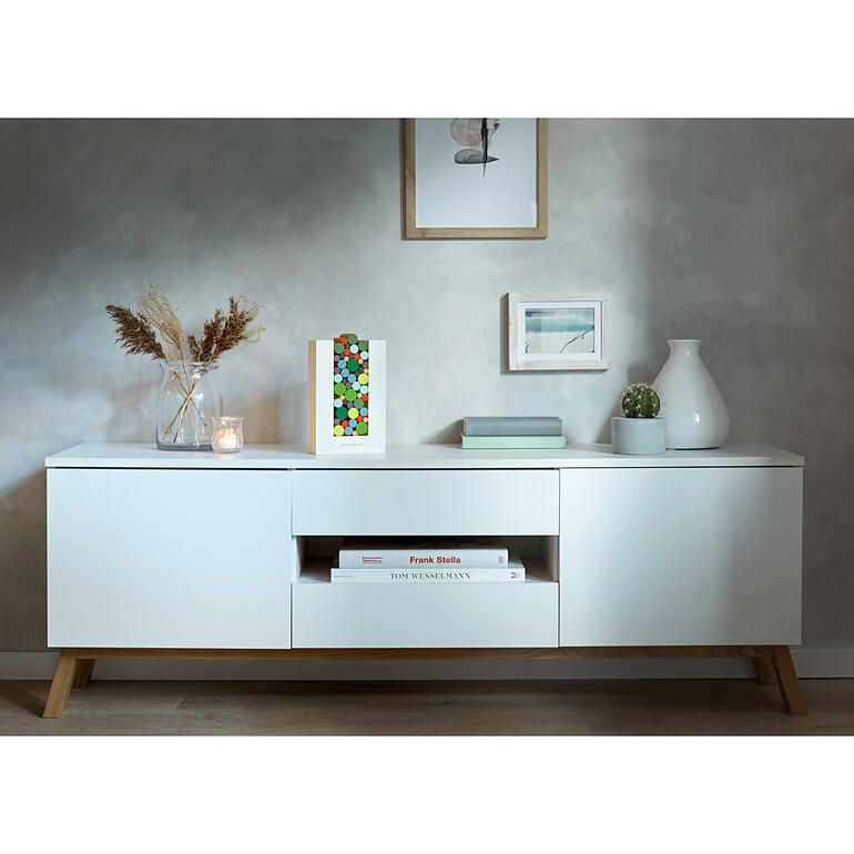 Immer neue kniffelige Herausforderungen lassen keine Langeweile aufkommen. Holzmöbel stehen neben einem Woodman Geschicklichkeitsspiel auf einem Sideboard.