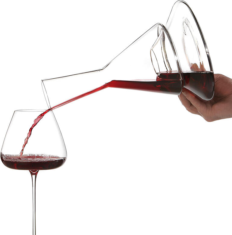 Beim Ausschenken wird Ihr Wein intensiv mit Luft verwirbelt – Geschmack und Aroma können sich voll entfalten. Rotwein wird aus dem Doppio Doppelstock-Dekanter in ein Glas gegossen.