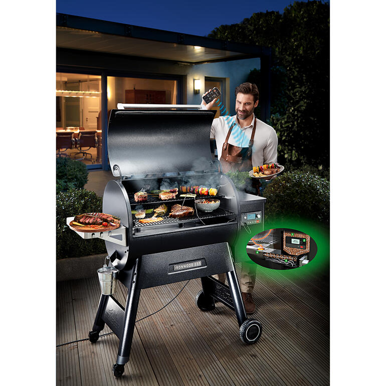 Traeger Pelletgrill Ironwood 885 mit Grillgut, bei Abenddämmerung.