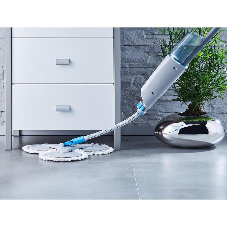 360°-Spray-Mopp 360°-Spray-Mopp reinigt den Boden in einem modernen Raum.