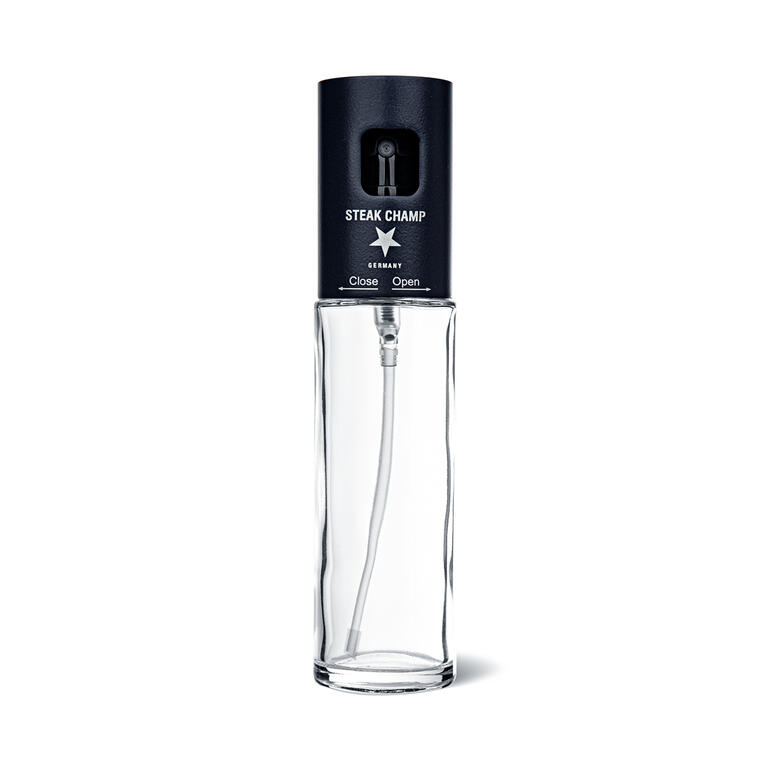 Öl-Zerstäuber mit Filter Vaporisateur d'huile mit Filter in klarer Flasche, auf weißem Hintergrund.