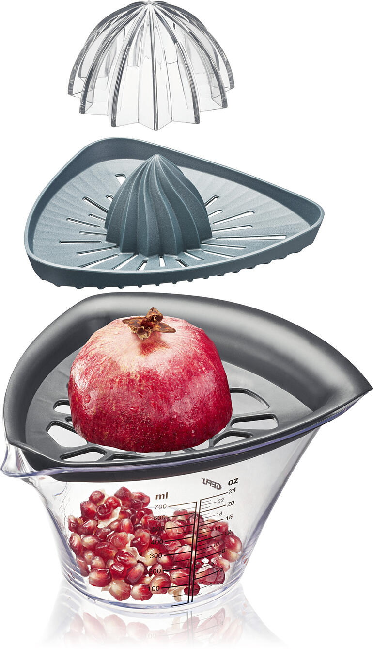 Bestehend aus: Auffangbehälter mit Skala, Granatapfel-Aufsatz, Zitruspresse-Aufsatz, Zusatz-Presskegel für größere Früchte. Gefu Granatapfelentkerner und Zitruspresse zerlegt mit frischer Granatapfelhälfte.