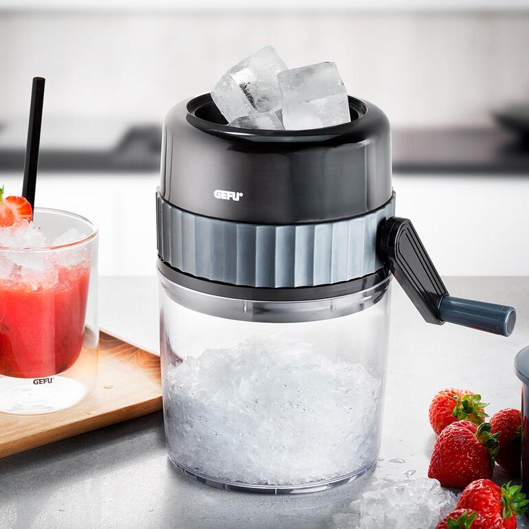 Kurbel-Ice Crusher mit Eiswürfeln und Crushed Ice.