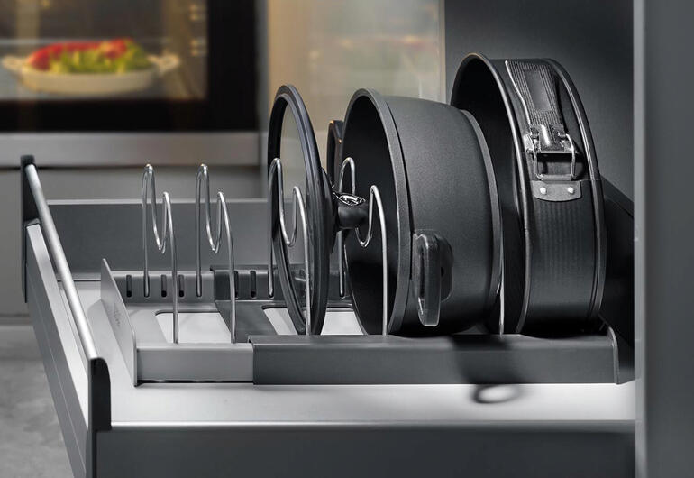 Kochgeschirr-Organizer in einer Schublade mit Töpfen.