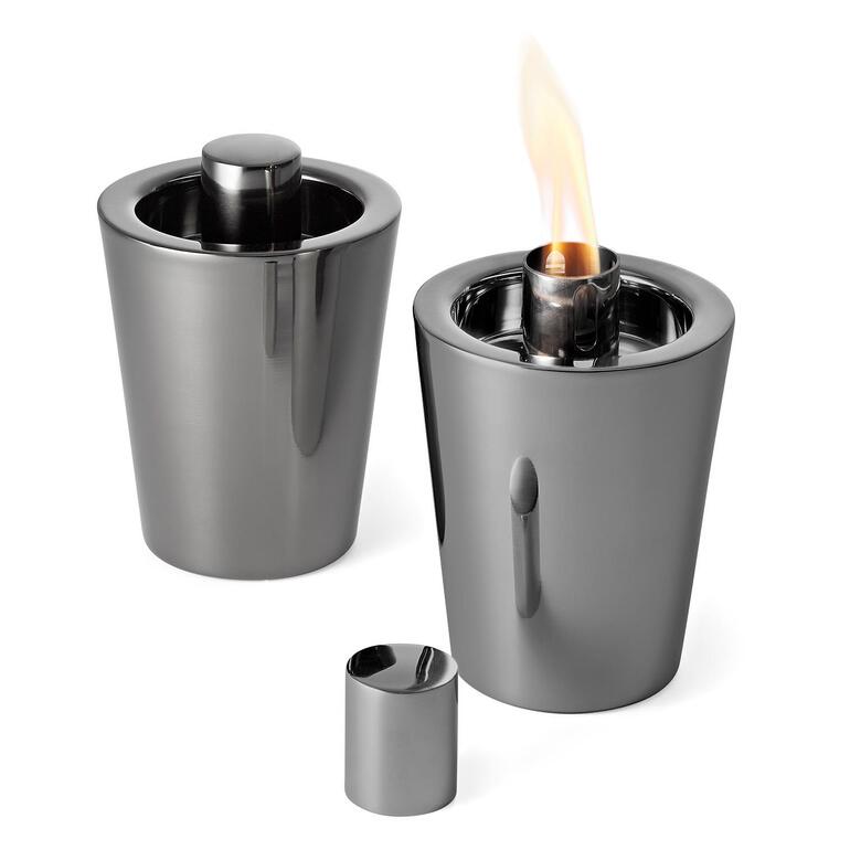 Tischfackel, 2er-Set Zwei Tischfackeln aus metallischem Material, eine mit Flamme.