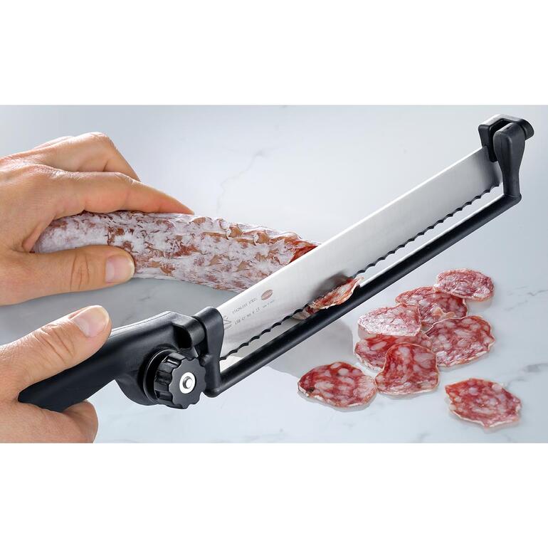 Sie schneiden immer präzise die gewünschte Scheibenstärke – egal ob krosse Brote, harte Salami oder Käse, Tomaten, Zwiebeln, ... Sägemesser schneidet Salami in Scheiben auf einem hellen Untergrund.