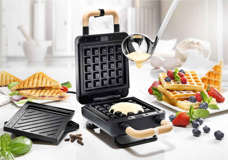 2-in-1 Waffel- und Sandwichmaker in einer modernen Küche, Teig wird eingegossen.