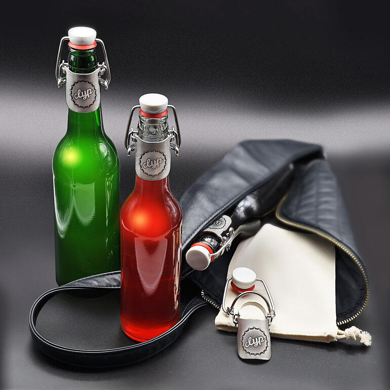 Drei Flaschen mit Clyp Flaschenverschluss in verschiedenen Farben