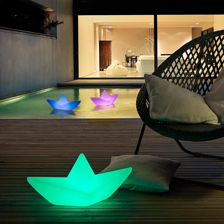 The Boat Lamp™ Mehrere The Boat Lamp™ in verschiedenen Farben im Pool