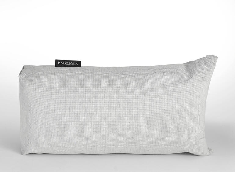 Das XS-Kissen ist auch ideal, um die Wannenlänge zu verkürzen. Badesofa-Kissen in neutraler Farbe, rechteckige Form auf weißem Hintergrund.
