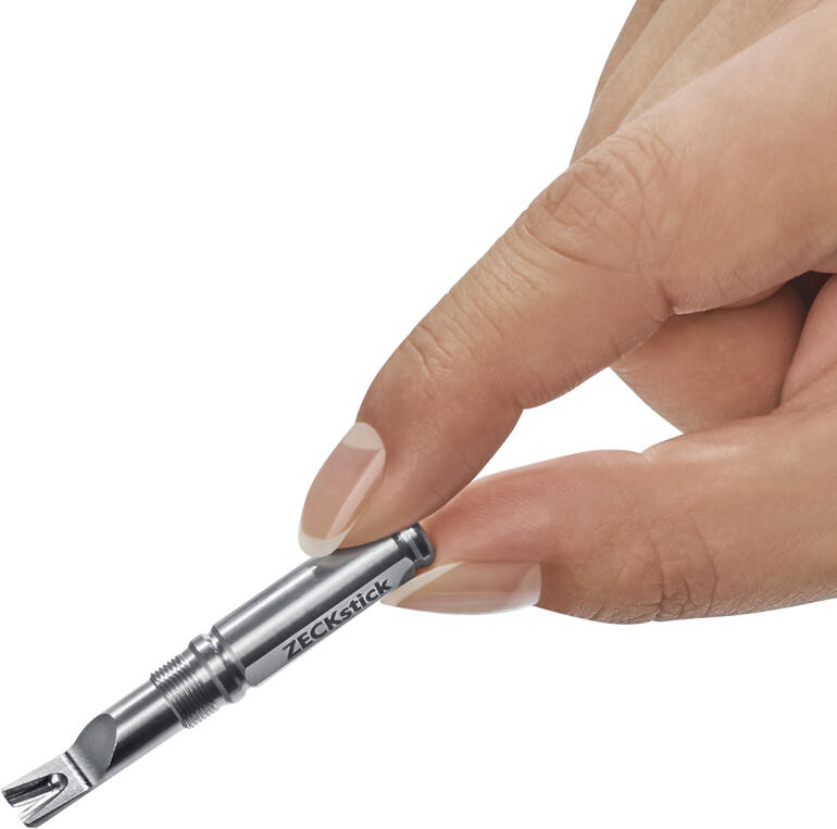 Hand hält ZECKstick, ein silberner Stift zum Entfernen von Zecken.