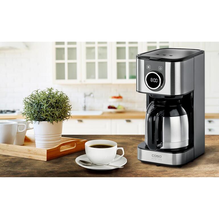 Design-Kaffeemaschine Selection mit Thermoskanne Design-Kaffeemaschine mit Edelstahlkanne auf Tisch.