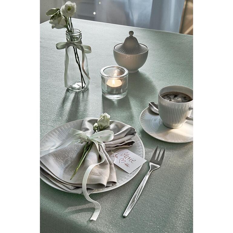 Grün/Silber Tisch gedeckt mit festlicher Tischdecke in Leinenoptik und Blumen.