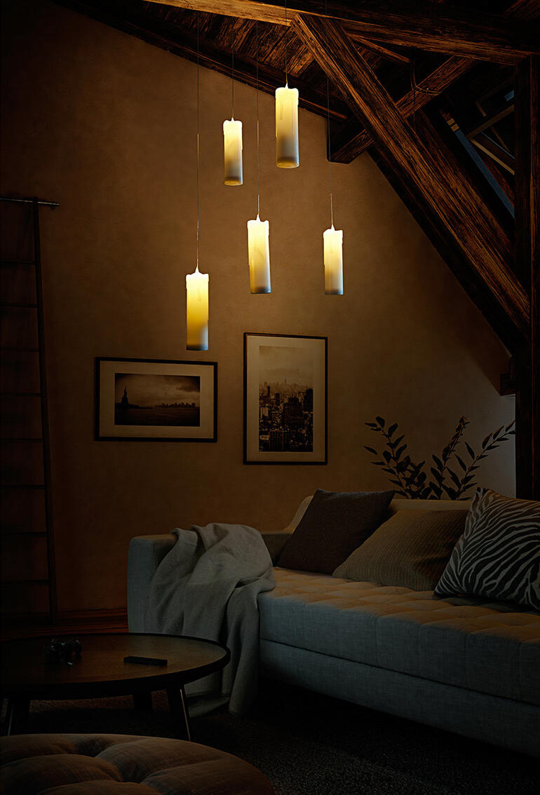 Hängende LED-Kerzen in einem gemütlichen Raum.