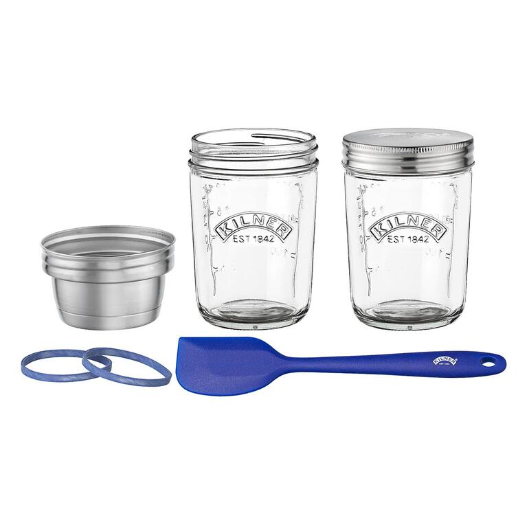 Kilner® Sauerteig-Bereiter Set mit zwei Gläsern und Zubehör auf einem Tisch