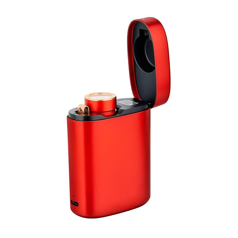 Dank Lade-Etui verlängern Sie die Leuchtzeit auf bis zu 94 (!) Tage – ohne Steckdose und Netzstrom. Rotes Lade-Etui für Olight Baton 3 mit offener Klappe