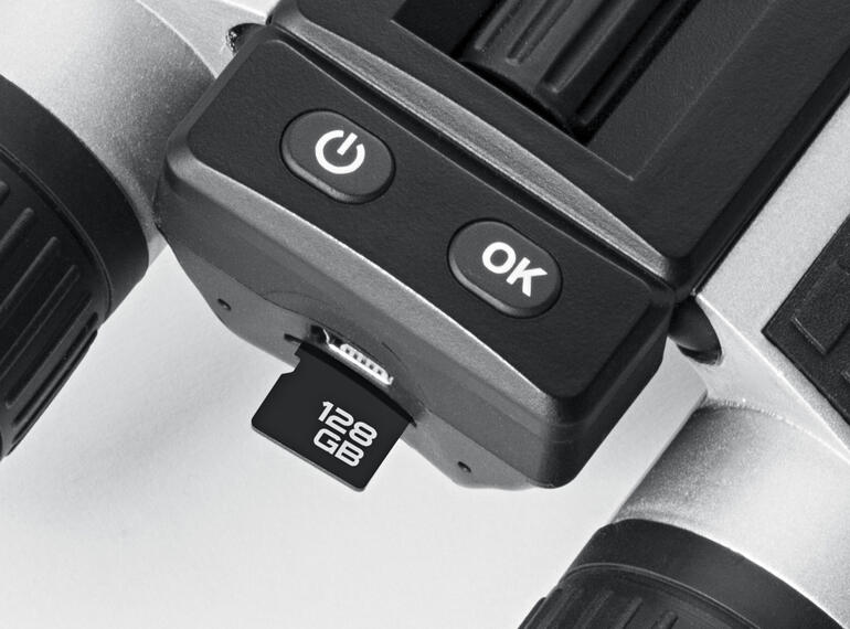 Ihre Fotos und Videos speichern Sie auf einer MicroSD-Karte bis max. 128 GB (im Fachhandel erhältlich). Nahaufnahme der Bedienelemente des Fernglases TX-142.