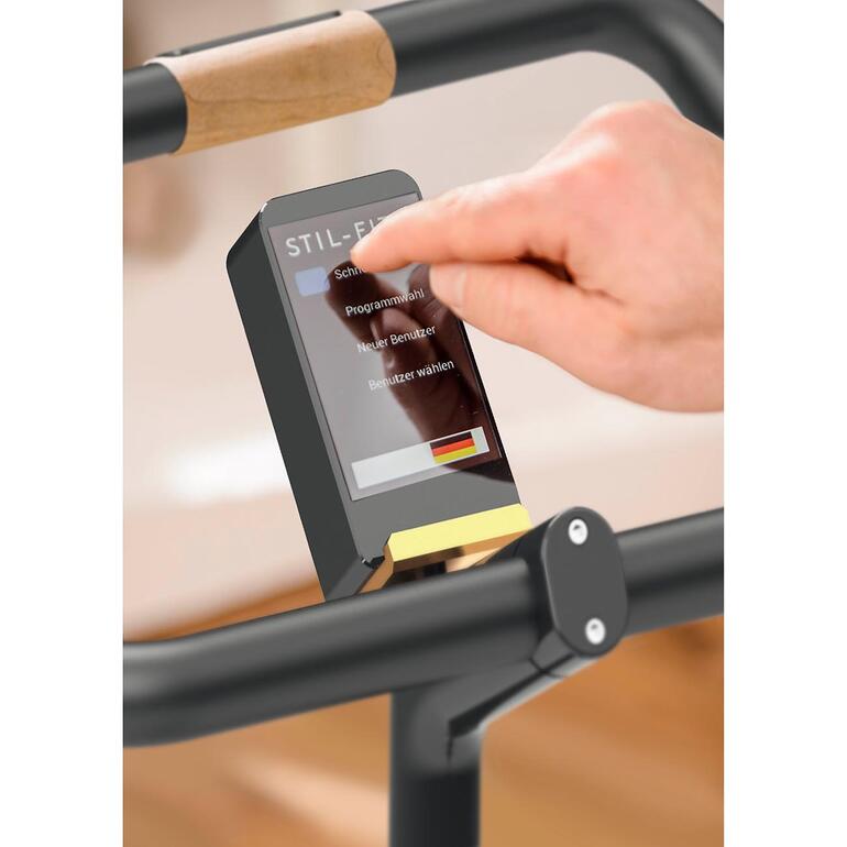 Nahaufnahme des Displays eines Ergometer-Fahrrads mit Tasten.