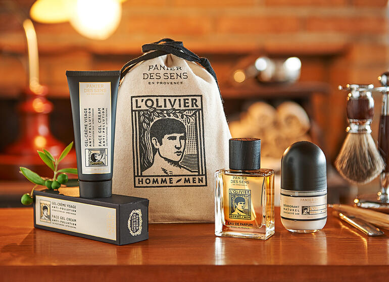 L’Olivier Geschenk-Set mit Pflegeprodukten für das Gesicht in einem rustikalen Setting.