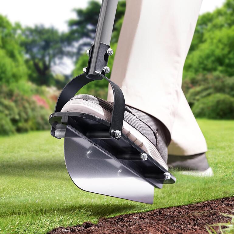 Fußtritt-Rasenkantenschneider wird beim Schneiden der Rasenkante verwendet.