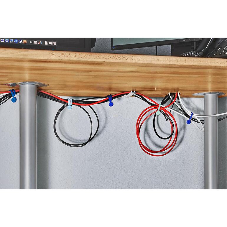 Ihre Kabel sind ordentlich und schadlos gebündelt – hinter dem Fernseher, der Musikanlage, am Laptop, PC, .... Ordnung unter einem Schreibtisch mit verschiedenen Kabeln, geordnet durch blaue Magnet-Kabelbinder.