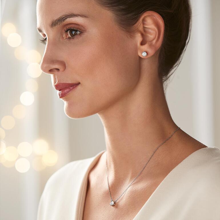 Anhänger mit Gliederkette und Ohrstecker, Rhodiniert Frau trägt Moissanite Schmuck: Ohrringe und Anhänger