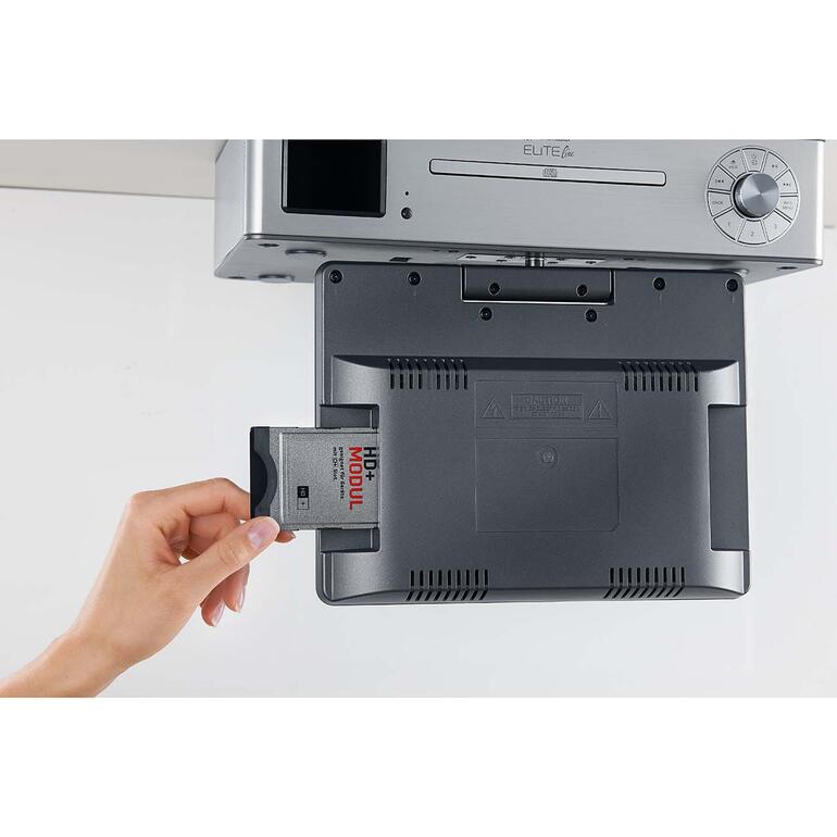 Küchen-Multimedia-Center KTD-1020 SI Hand, die eine Speicherkarte in das Küchen-Multimedia-Center einführt
