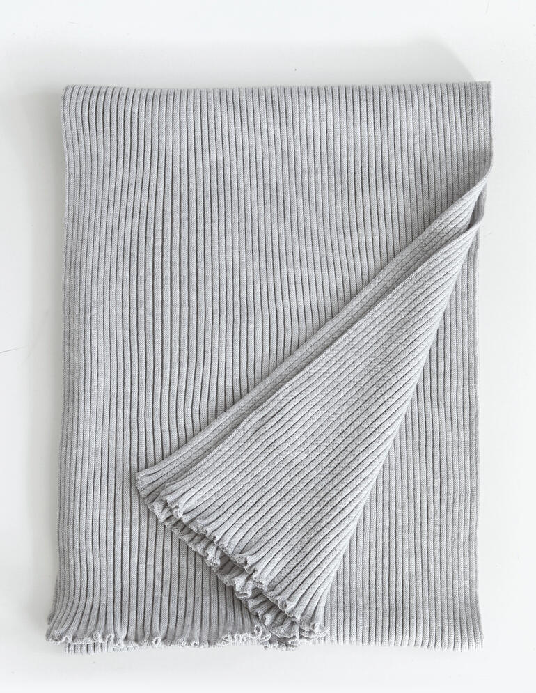 3-in-1 Plissee-Stola in Grau, ordentlich gefaltet und bereit zur Verwendung.