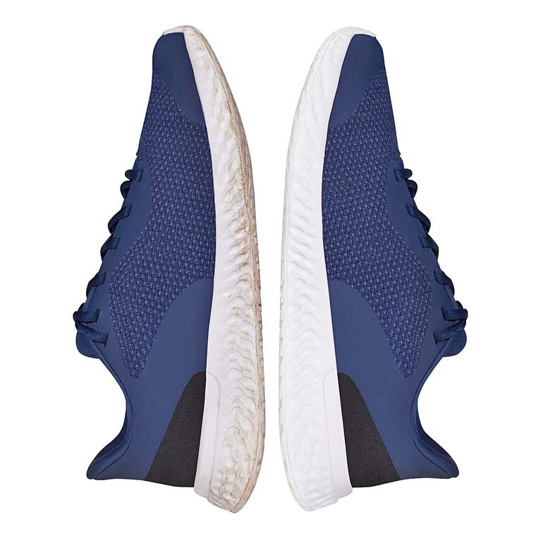 White 4 Shoes Plus Zwei Paar Schuhe in Blau und Weiß nebeneinander auf einem weißen Hintergrund.