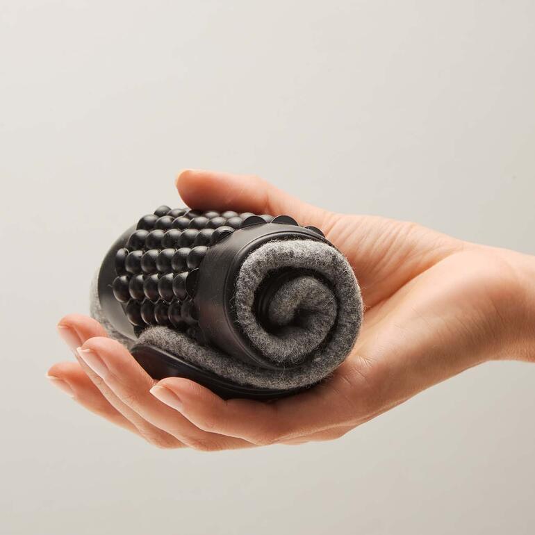 Nur 8 mm dünn und extrem biegsam: die Noppensohle aus Lifolit®. Wollfilz-Hausschuh hat eine schlichte, elegante Form und wird in der Hand gehalten.