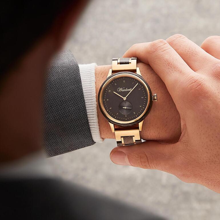 Herrenuhr Mooreiche Herrenuhr aus Mooreiche, elegant am Handgelenk.