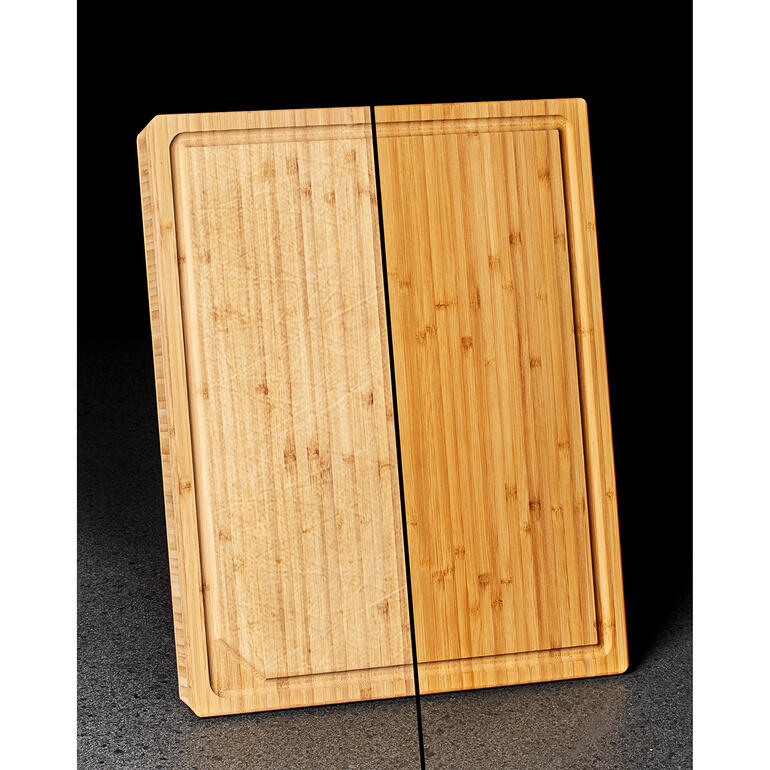 Ihre wertvollen Holzschneidebretter sind wieder perfekt gereinigt, geglättet und geschützt. Holzbrett mit geschliffener Oberfläche auf dunklem Hintergrund.