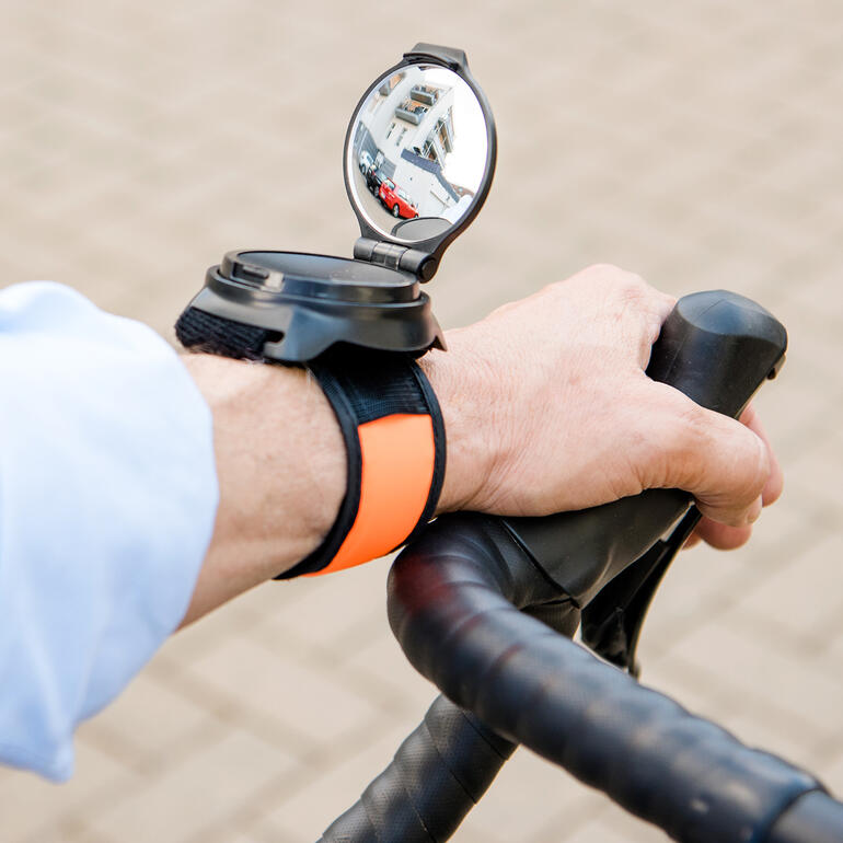 Fahrradspiegel am Handgelenk mit Leuchtarmband.