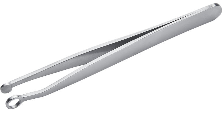 Die Nasenhaar-Trimmer-Pinzette ist hochwertig verarbeitet aus bakterienhemmendem Edelstahl 304. Pinzette für die Nasenhaarentfernung in silberner Farbe.