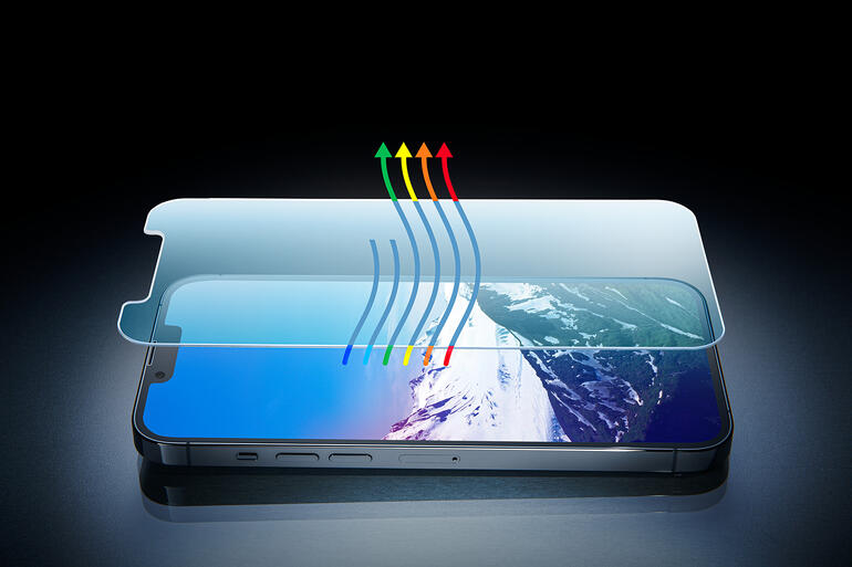 Displayschutz mit Blaulichtfilter über einem Smartphone.