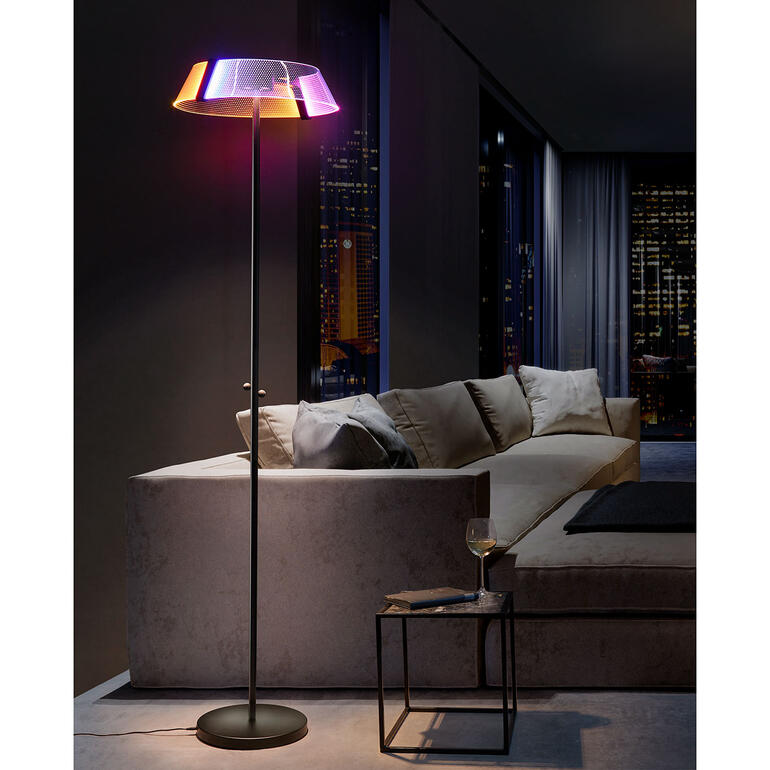 Design-Stehleuchte 2.0 Design-Stehleuchte 2.0 im modernen Wohnzimmer mit Sofa