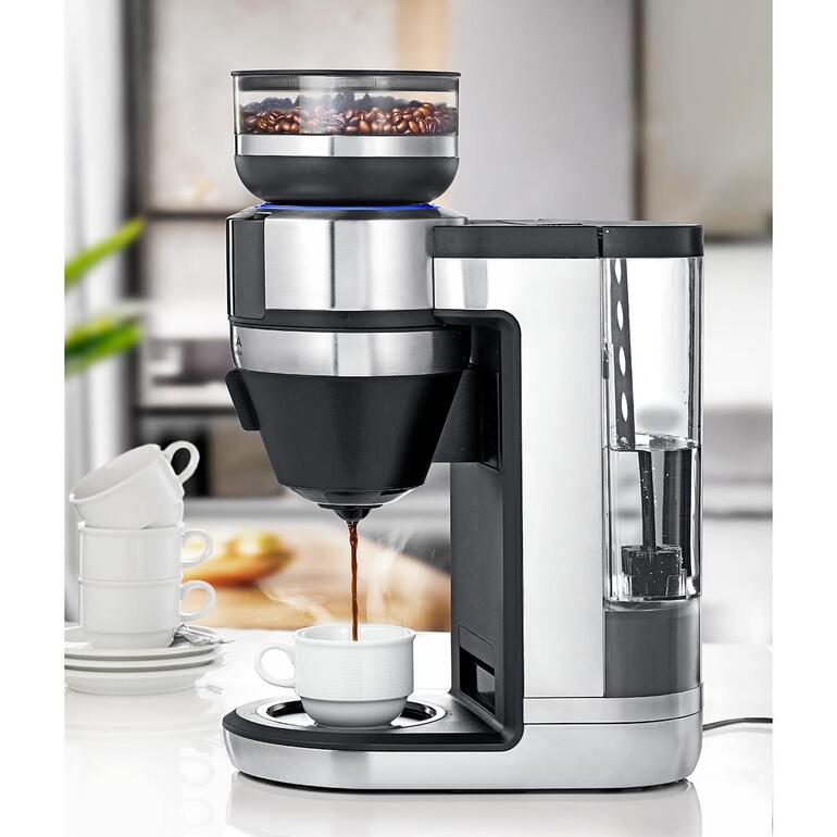 Filterkaffee-Vollautomat FILKA Filterkaffee-Vollautomat FILKA beim Brühen eines Becher Kaffees