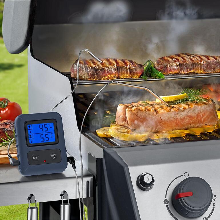 Funkthermometer zeigt Temperaturen auf einem Grill.