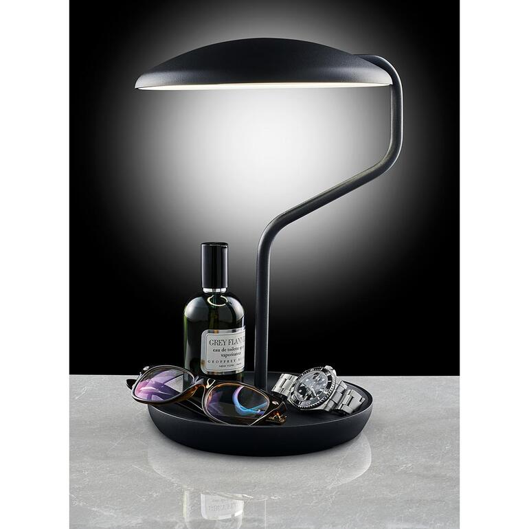 Mit nach unten gedrehter Spiegelfläche verwandeln Sie das Multitalent in eine vielseitige Tischleuchte mit praktischer Ablageschale. Modischer LED-Lampen mit Zubehör auf einem Tisch.