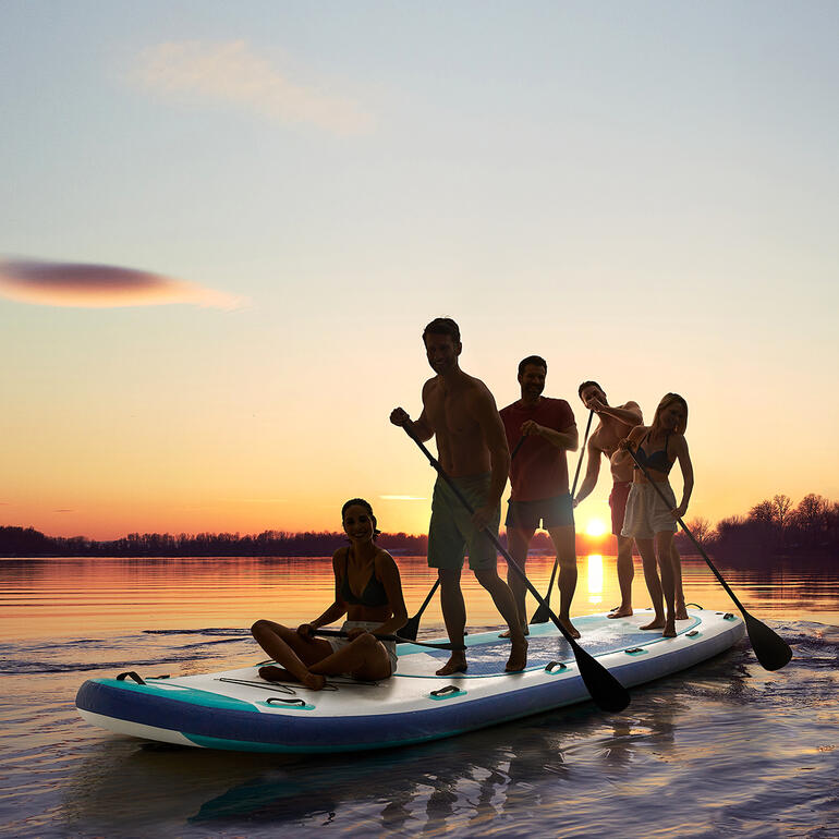 Aufblasbares SUP-Board XXL mit mehreren Personen und Sonnenuntergang im Hintergrund.