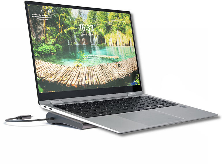In einem auch Ihr idealer Laptop- und Tablethalter. Laptop mit dem 11-in-1 Multi-Hub auf einem Tisch im Freien.