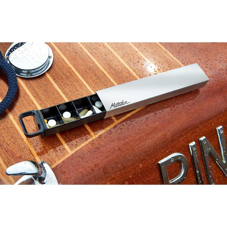 Wasserdichte Pillendose auf Holzboot-Tisch mit verschiedenen Tabletten.